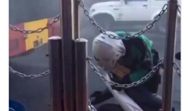 Viral: Aksi Ojek Online Berusaha Lindungi Pesanan dari Semprotan Desinfektan Bikin Haru