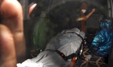 Jenazah Glenn Fredly dibungkus, Petugas yang Membawanya Lengkap dengan APD