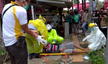 Aksi Heroik Polisi Lalulintas Gunakan Jas Hujan sebagai APD saat Evakuasi Warga Terkapar