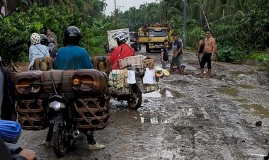 Kondisi Jalan Siau Dalam Muara Sabak Timur Rusak Parah, Sopir Truck Antre Hingga 3 Jam