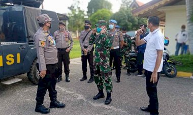 Wabup Apri Sosialisasi Physical Distancing dan Bagi Sembako Bersama TNI & Polri