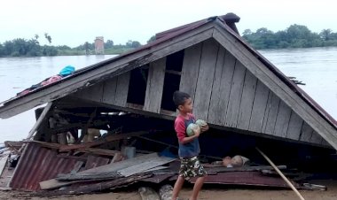 Lima Rumah Warga di Desa Rondang Muarojambi Ditabrak Kapal Hingga Rusak Parah