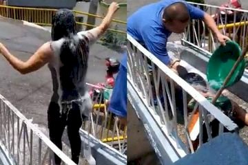 Bikin Geli Saja, Emak-emak Ini Demi Cegah Corona Mandi Sambil Berguling-guling di Depan Rumah