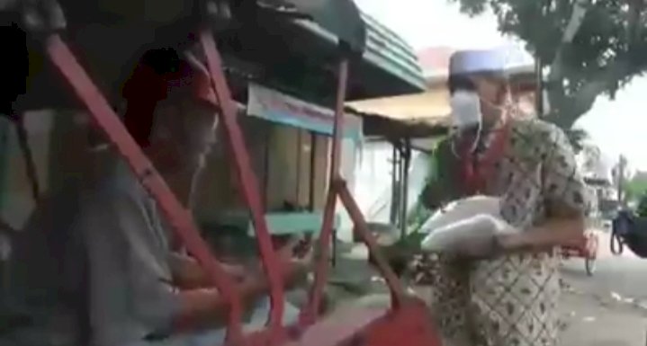 Viral! Turun dari Mobil Mewah & Bantu Warga, Pria Ini Menangis: Saya mohon Teman-teman Pengusaha Tolong Bantulah Mereka!