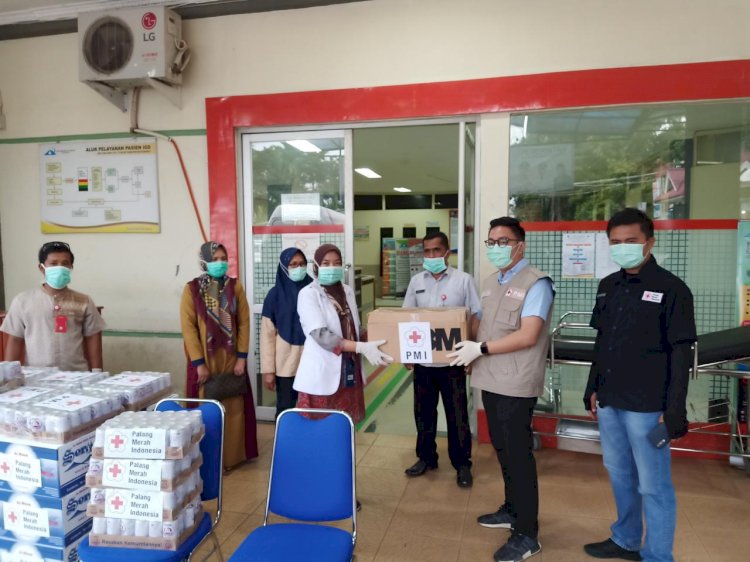 Semangati Tim Medis Lawan Corona, Ketua PMI Fikar Azami Salurkan Bantuan