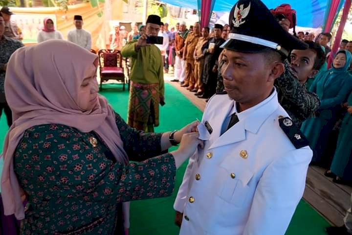 Bupati Masnah Lantik Kepala Desa  Gedongkarya Kumpeh