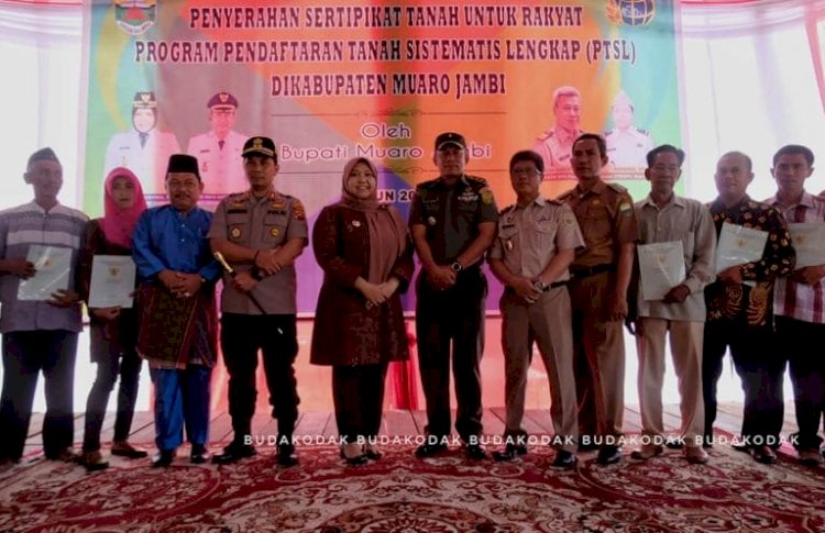 Bupati Muarojambi Serahkan Sertifikat Program PTSL ke Masyarakat
