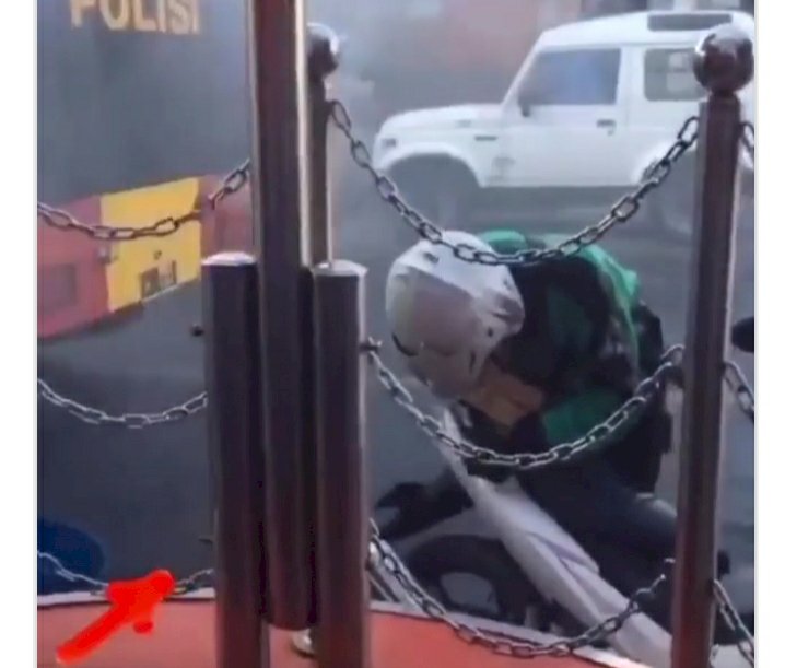 Viral: Aksi Ojek Online Berusaha Lindungi Pesanan dari Semprotan Desinfektan Bikin Haru