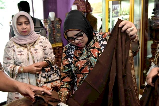 Hj.Rahima Sambangi Potensi Pengrajin Batik dan Usaha Rumahan Masyarakat Daerah