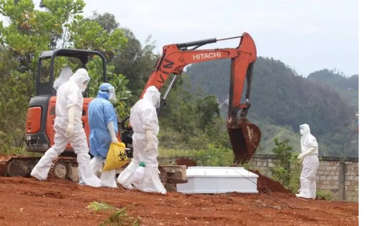 Tim URC Polda Bantu Proses Pemakaman Jenazah PDP COVID-19