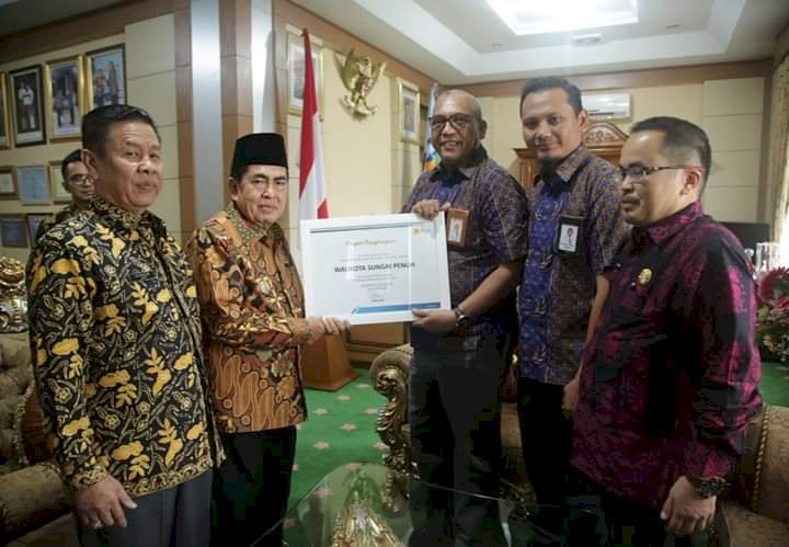 Wako AJB Terima Penghargaan dari PLN