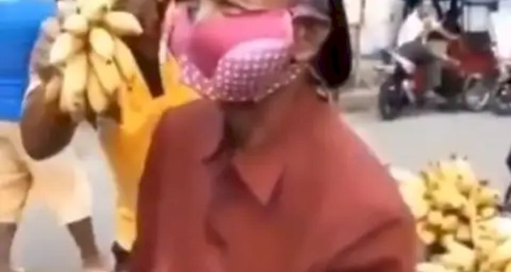 Viral Penjual Pisang Tangkal COVID-19 Gunakan Bra Jadi Masker, Miris!