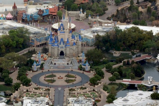Disneyland Rumahkan 43 Ribu Karyawan