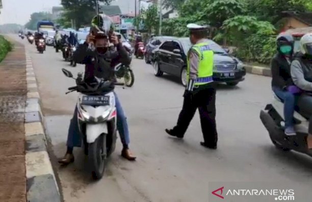 Polisi Larang Pelanggar Lintas di Perbatasan Jakarta Timur, Harus Putar Balik Lagi!