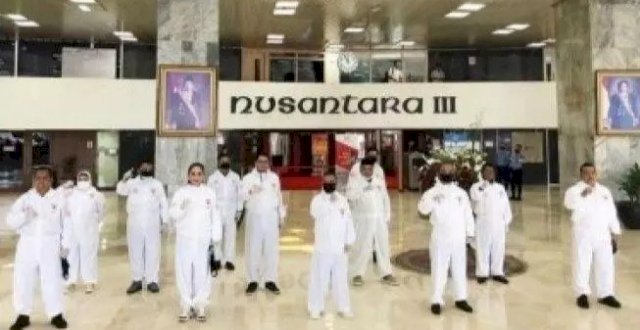 Anggota DPR Kenakan APD saat Berfoto, Netizen: Kalian Sangat Memalukan & Tidak Punya Hati