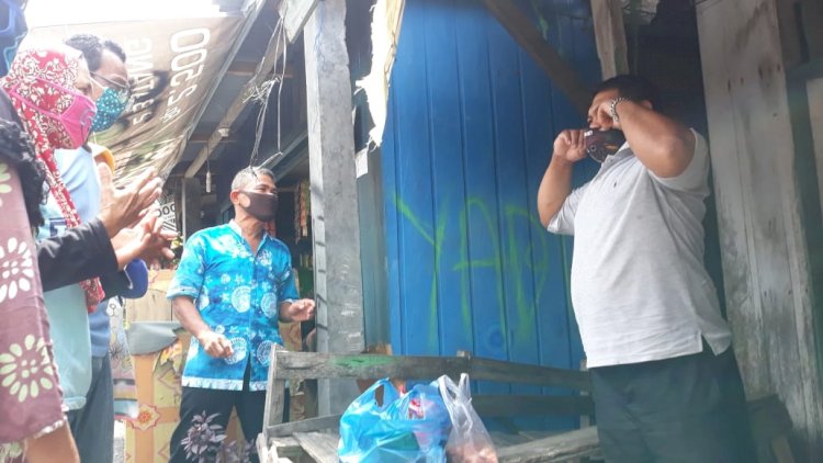 Warga Tanjab Barat Bantu Kebutuhan Kerabat Pasien Positif 05