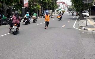 Ada-ada Saja! Pria Ini Gunakan Galon Jadikan Masker untuk Tangkal Corona