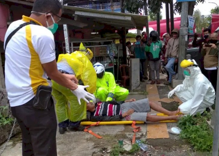 Aksi Heroik Polisi Lalulintas Gunakan Jas Hujan sebagai APD saat Evakuasi Warga Terkapar