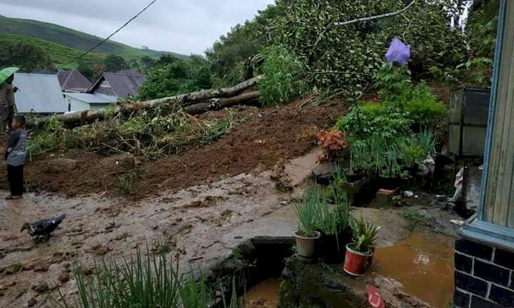 Dihantam Longsor, 2 Rumah Warga Kayu Aro Barat Kerinci Rusak Berat