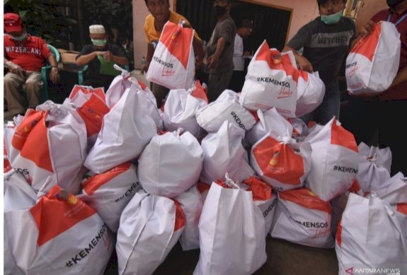 Pemerintah Jokowi Bagikan Sembako kepada 1,2 Juta Keluarga di DKI