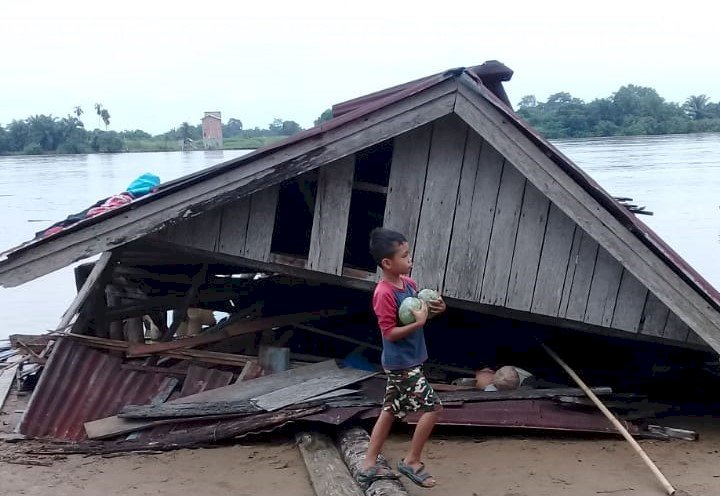 Lima Rumah Warga di Desa Rondang Muarojambi Ditabrak Kapal Hingga Rusak Parah