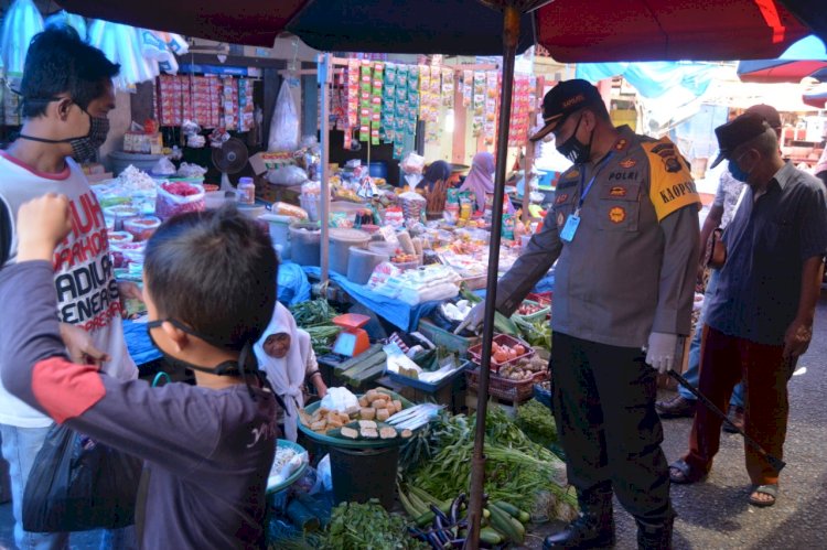 Pantau Pasar Tradisional, Kapolres Bungo: Yuk! Jaga Jarak, Gunakan Masker Saat Jualan