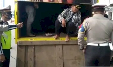 Nekad Benar! Truk Ini Seludupkan Pemudik Nyaris Kecohi Petugas Polisi