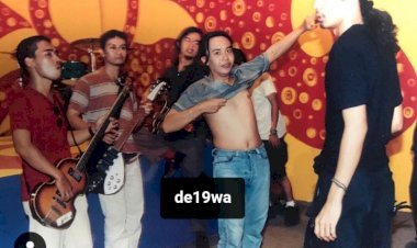 Pemakaman Mantan Bassist Dewa 19 Erwin Prasetya di TPU Surabaya