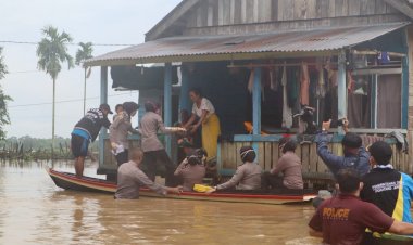 Desa di Kecamatan Jaluko Muarojambi Ini Terendam Banjir, Simak Para Polwan Berikan Bantuan