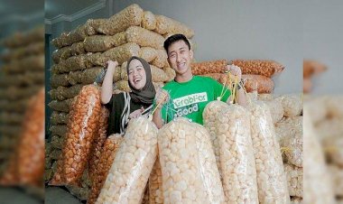 Gadis Cantik Ini Sukses Jualan Kerupuk Kulit Dorokdokcu, Begini Kisahnya