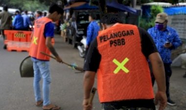 Tak Gunakan Masker, Pengendara Dihukum Sapu Jalan