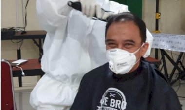 Dokter IDI Makassar Gelar Cukur dengan Protokol COVID-19