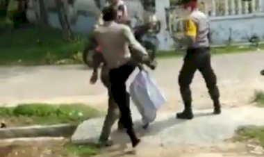 Viral! Dua Polisi Pukul dan Tendang Pria Diduga ODGJ