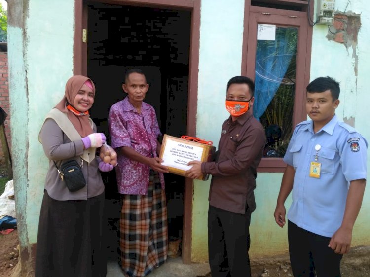 Peduli, KPU Sarolangun Bagi Masker dan Paket Sembako ke Warga Terdampak Covid-19