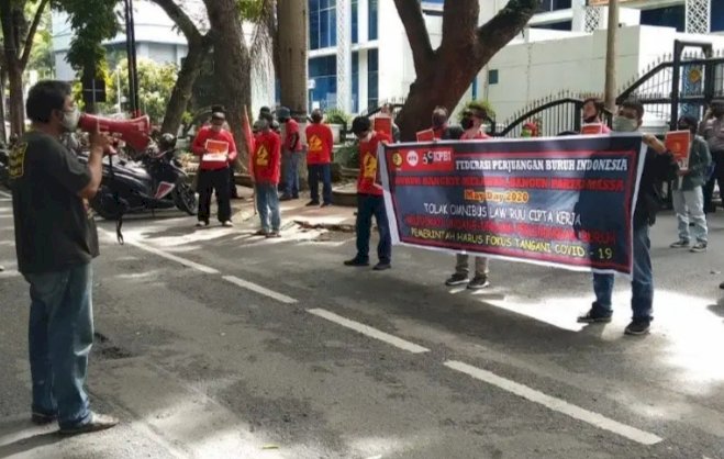 Aksi Unjuk Rasa di Medan, Buruh Tetap Jaga Jarak Guys!