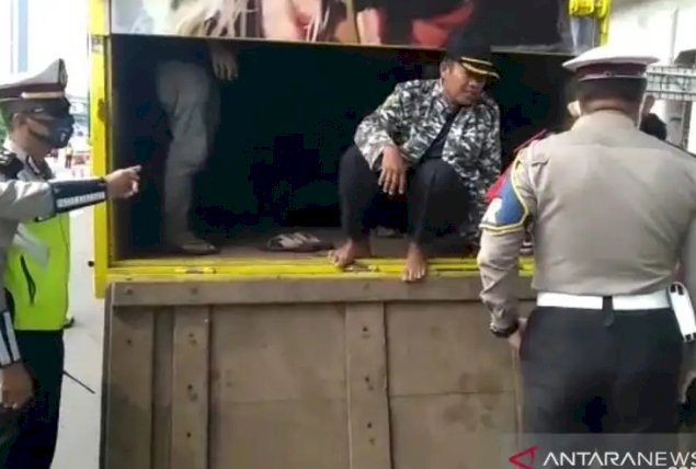 Nekad Benar! Truk Ini Seludupkan Pemudik Nyaris Kecohi Petugas Polisi