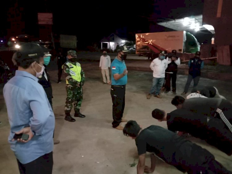 Nekat Kumpul-kumpul Malam Hari, Pemuda di Alambarajo Kota Jambi Ini Dihukum Push Up