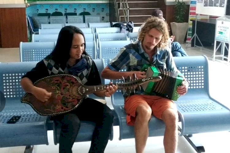 Musisi Tradisional Ini Ajak Duet Suami & Istri WN Rusia Viral Karena Ngamen