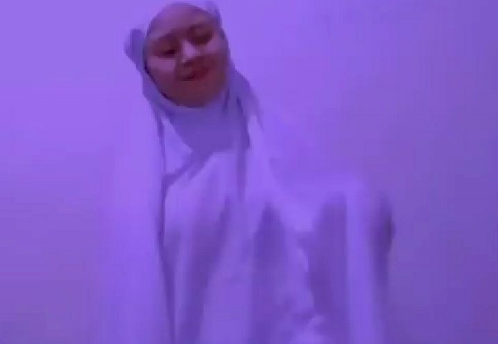 Viral Wanita Sholat Sambil Joget TikTok, Bikin Geram Netizen Saja!