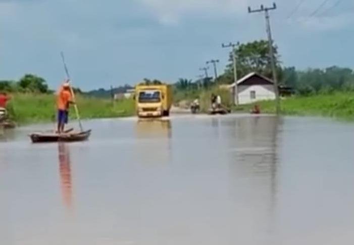 Debit Sungai Batanghari Terus Naik, Jalan di Kumpeh Muarojambi Terendam Banjir