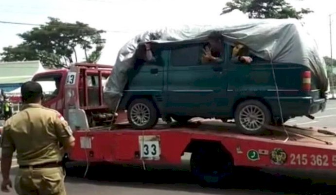 Ada-ada Saja! Lima Mobil Travel Kepergok Polda Metro Angkut Pemudik