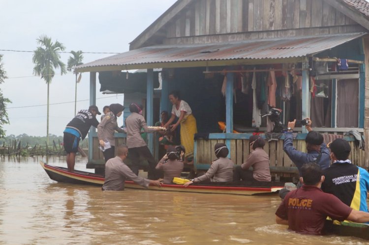Desa di Kecamatan Jaluko Muarojambi Ini Terendam Banjir, Simak Para Polwan Berikan Bantuan