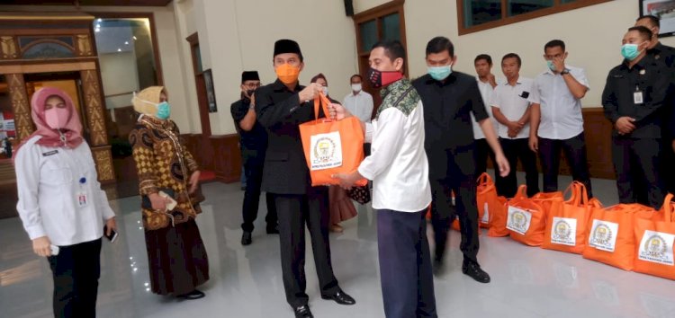 DPRD Provinsi Jambi Salurkan Bantuan Sembako ke Satpam, Honorer dan Cleaning Service Kantor DPRD Provinsi