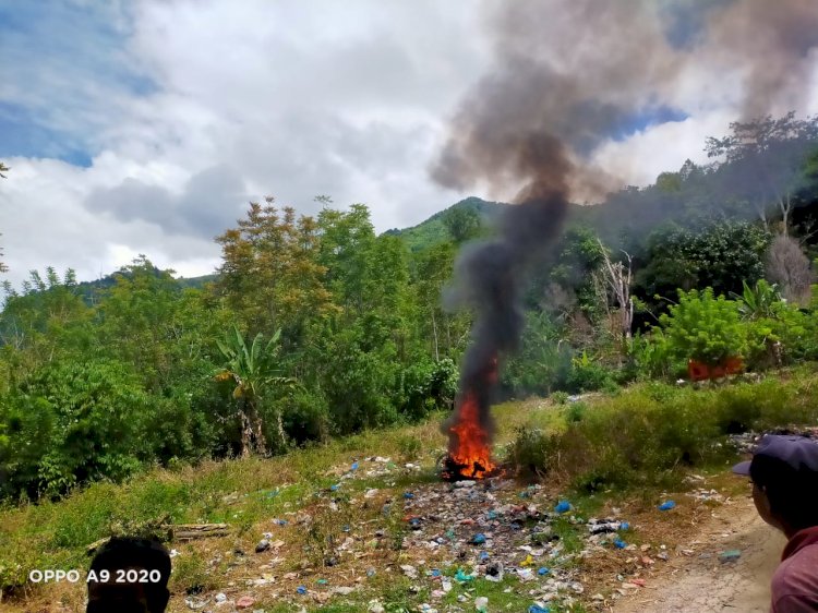 Berhasil Kabur, Motor Milik Penjambret Dibakar Warga di Kerinci