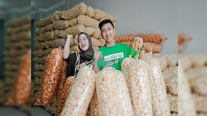 Gadis Cantik Ini Sukses Jualan Kerupuk Kulit Dorokdokcu, Begini Kisahnya