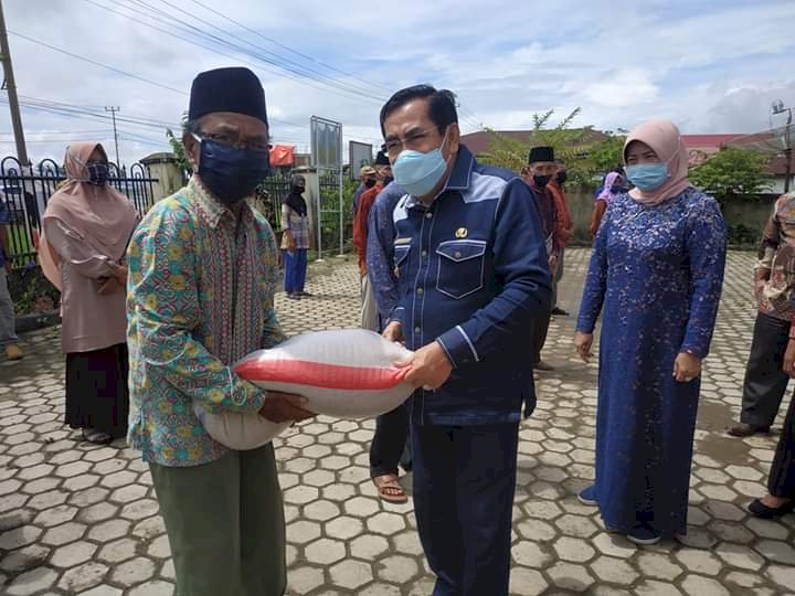 Wako AJB Salurkan Bantuan Pangan Bagi 24.995 KK Terdampak Covid-19
