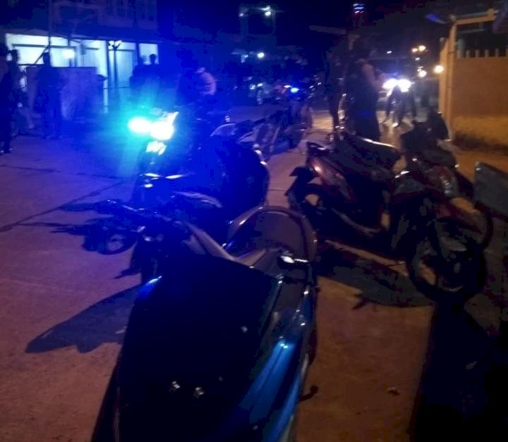 Berpakaian Lengkap, Puluhan Anggota Polres Kerinci Bubarkan Kerumunan Warga