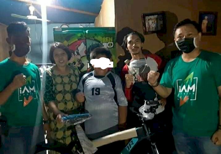 Remaja Pedagang Gorengan Korban Bully di Pangkep Dapat Hadiah Sepeda