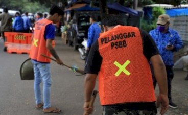 Tak Gunakan Masker, Pengendara Dihukum Sapu Jalan