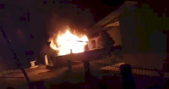 BREAKING NEWS!! Diduga Pembagian BLT Tidak Tepat Sasaran, Posko Covid-19 Desa Airbatu Merangin-Jambi Dibakar Warga